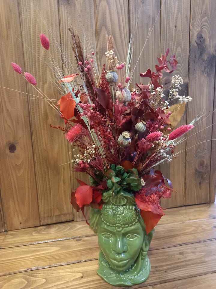 Vaso e fiori verde indoor